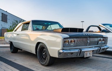 Park Ridge, Illinois, ABD - 21 Ağustos 2024: Otomobil fuarında park edilmiş beyaz siyah araba, köşe manzaralı 1967 Dodge Coronet retro araba. 1967 model Dodge Coronet. Klasik 1967 Dodge Coronet