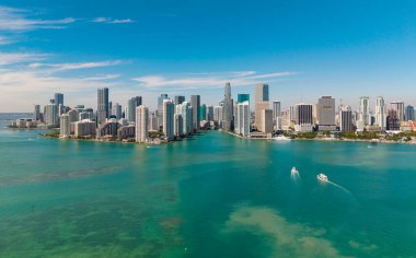 Miami gökdelen şehri. Miami şehrinin ufuk çizgisi Brickell anahtarı. Miami şehir merkezinde. Gökdelen binası. Şehir merkezindeki şehir manzarası. Seyahat güzergahı. Şehir mimarisi. Miami lüks silueti.