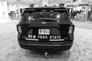 New York City, ABD - 27 Mart 2024: Ford Explorer TBTA polis arabası New York Uluslararası Otomobil Fuarı, arka görüş.
