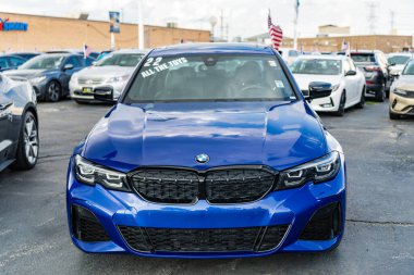 Park Ridge, Illinois, ABD - 17 Ağustos 2024: 2020 BMW M340 arabası. BMW M340 model lüks mavi bir araba. BMW M340 'ın arabası dışarıda park edilmiş. BMW M340, ön görünüm.