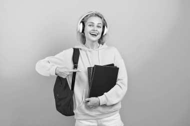 Modern eğitim. Kız öğrenci çalışma kitabını tutuyor. Okula dönelim. Bilgi toplama günü. Üniversitede eğitim. Maviyle izole edilmiş bir kızın ödevi. Bilgi ve eğitim. Okul eğitimi. İşaret parmağı.