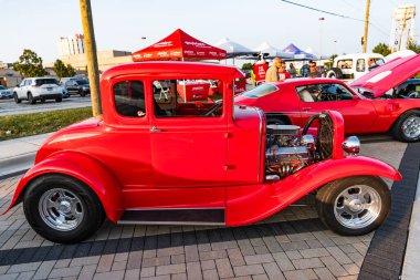 Park Ridge, Illinois, ABD - 22 Ağustos 2024: Ford model 1927 üstü açılır araba. Ford A modelinin klasik arabası. Klasik Ford A model açık hava modeli. Kırmızı Retro araba otomobil fuarında park edilmiş, köşe manzaralı..