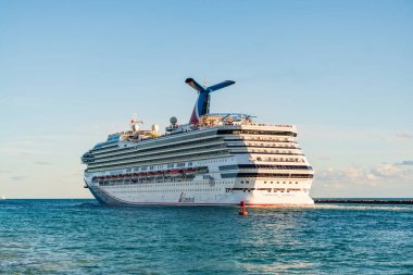 Miami, Florida, ABD - 24 Aralık 2024: Karnaval Gündoğumu yolcu gemisi yolculuğu. Yaz tatilinde gemi turu. Karnaval yolcu gemisi. Gemi turu ve deniz seyahati. Gemi Miami limanından ayrılıyor..