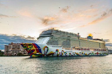 Miami, Florida, ABD - 23 Aralık 2024 Norveç yolcu gemisi. Gemi turu ve deniz seyahati. Gemi kalkıyor. Norveçli bir yolcu gemisi yolculuğu. Yaz tatilinde gezmek.