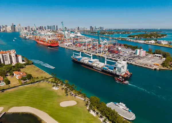 Miami, Florida, ABD - 20 Mart 2025: kargo gemisi ve römorkör. Kargo gemisi. Miami limanı. Monrovia konteynırı gemisi. Kargo Seaboard Explorer konteynır gemisi, hava görüntüsü.