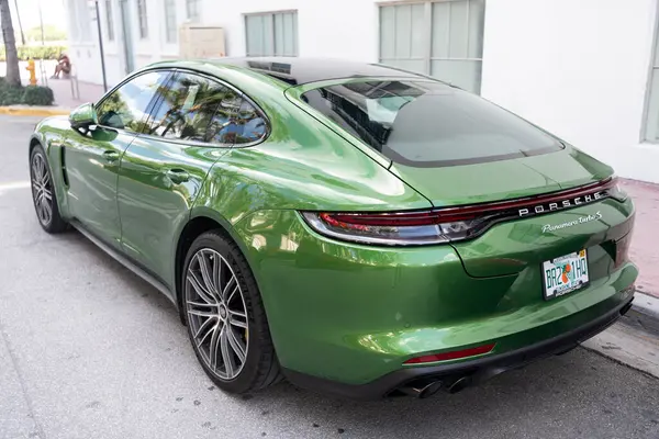 Miami, Florida, ABD - 20 Aralık 2024: Porsche Panamera 2019 Gran Turismo spor fastback otomobil. Porsche Panamera 'nın lüks arabası. Porsche Panamera 'nın arabası dışarıda park edilmiş. Porsche Panamera, köşe görünümü.