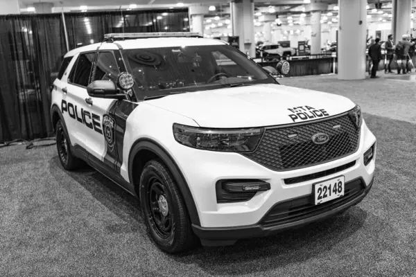 New York City, ABD - 27 Mart 2024: Ford Explorer MTA polis aracı New York Uluslararası Otomobil Fuarı, köşe görünümü.
