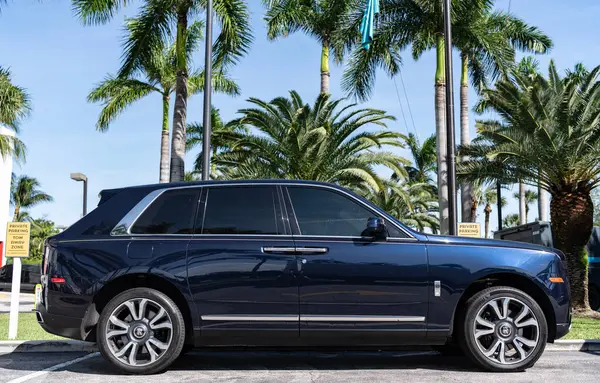 Miami, Florida, ABD - 21 Kasım 2024: siyah Rolls Royce Ghost 2013 arabası. Rolls Royce Hayalet modelinin lüks arabası. Beyaz Rolls Royce arabası dışarıda park halinde. Rolls Royce, yan görüş..