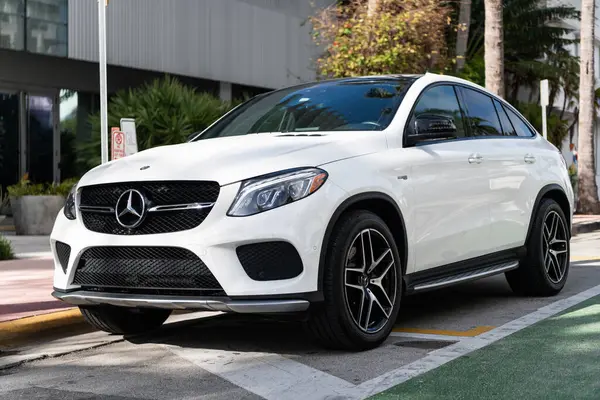 Miami, Florida, ABD - 17 Aralık 2024 Mercedes Benz GLE coupe. Mercedes Benz GLE tipi lüks bir araba. Beyaz Mercedes Benz GLE dışarıda park edilmiş. Mercedes Benz GLE, köşe görünümü.