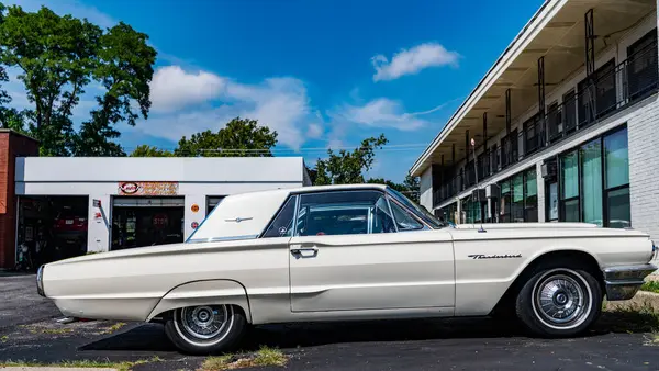 Park Ridge, Illinois, ABD - 29 Ağustos 2024: Ford Thunderbird 1964 retro araba. Ford Thunderbird 'ün lüks retro arabası. Ford Thunderbird 'ün arabası dışarıda park edilmiş. Ford Thunderbird, yan görünüm.