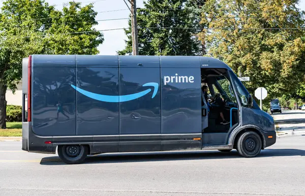 Park Ridge, Illinois, ABD - 29 Ağustos 2024: Rivian EDV Elektrik Teslimat Minibüsü. Rivian EDV 'nin lüks elektrikli minibüsü. Rivian minibüsü yolda. Rivian EDV dağıtım aracı, yan görünüm.