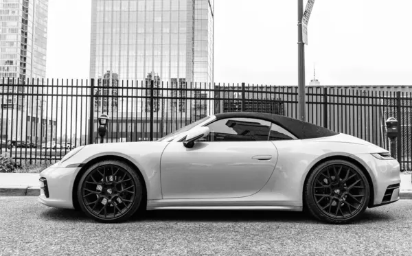 New York City, ABD - 28 Nisan 2024: Porsche 911 spor araba açık hava manzaralı.