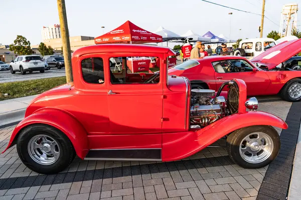 Park Ridge, Illinois, ABD - 22 Ağustos 2024: Ford model 1927 üstü açılır araba. Ford A modelinin klasik arabası. Klasik Ford A model açık hava modeli. Kırmızı Retro araba otomobil fuarında park edilmiş, köşe manzaralı..