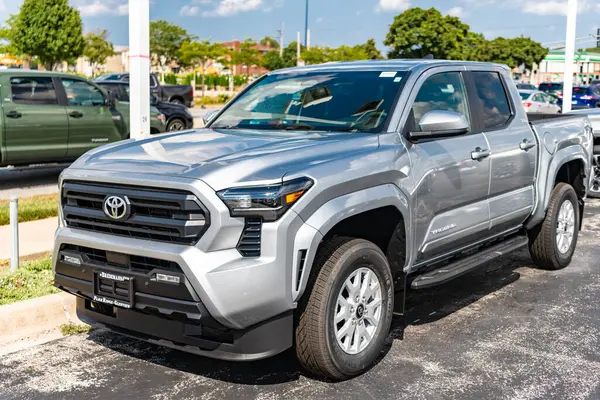 Park Ridge, Illinois, ABD - 16 Ağustos 2024: Toyota Tundra 'nın arabası açık havada park edildi. Toyota Tundra gümüş rengi, yan görüş. 2024 Toyota Tundra kamyonet. Toyota Tundra 'nın lüks kamyonet vagonu..