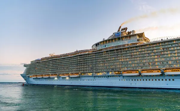 Miami, Florida, ABD - 24 Aralık 2024: Royal Karayipler Uluslararası Gemi Gemisi. Gemi turu. Deniz yolculuğu. Gün batımında gemi. Allure of the Seas yolcu gemisi seyahati. Yaz tatili gezisi.