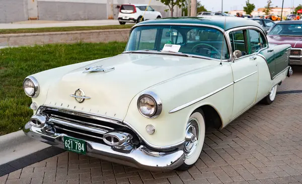 Park Ridge, Illinois, ABD - 22 Ağustos 2024: Oldsmobile 88 açık hava. Otomobil fuarında park edilmiş Retro araba, yan görüş. Oldsmobile 88 retro araba. Oldsmobile 88 'in klasik arabası..
