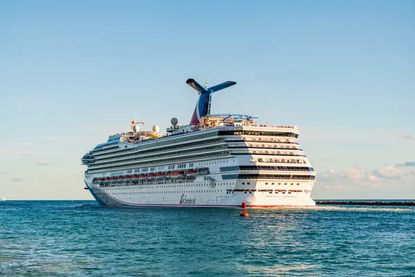 Miami, Florida, ABD - 24 Aralık 2024: Karnaval Gündoğumu yolcu gemisi yolculuğu. Yaz tatilinde gemi turu. Karnaval yolcu gemisi. Gemi turu ve deniz seyahati. Gemi Miami limanından ayrılıyor..