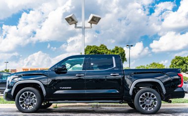 Park Ridge, Illinois, ABD - 16 Ağustos 2024 Toyota Tundra Limited Car. Toyota Tundra 'nın lüks kamyonet vagonu. Toyota Tundra 'nın arabası dışarıda park edilmiş. Toyota Tundra siyah renk, kenar görünüm.