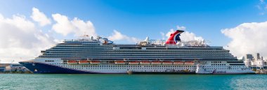 Miami, Florida, ABD - 03 Kasım 2024: Karnaval Horizon yolcu gemisi yolculuğu. Yaz tatilinde gemi turu. Karnaval yolcu gemisi. Gemi turu ve deniz seyahati. Gemi Miami limanından ayrılıyor..