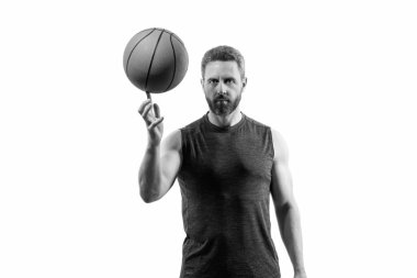Basketbol topuyla oynayan bir adam. Profesyonel basketbolcu eğitimi beyazda izole edilmiş. Kaslı adamın spor motivasyonu var. Spor ve hobi. Basketbolcu adam profesyonel oynuyor. Maç günü.