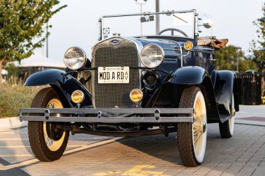 Park Ridge, Illinois, ABD - 22 Ağustos 2024: Ford A 1927 üstü açılır araba. Üstü açılabilen Ford A. Ford 'un klasik arabası. Otomobil fuarında park edilmiş Retro araba, köşe görünümü.