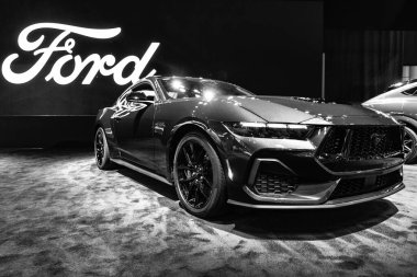 New York City, ABD - 27 Mart 2024 Ford Mustang Mach 1 spor arabası New York Uluslararası Otomobil Fuarı, köşe manzaralı.