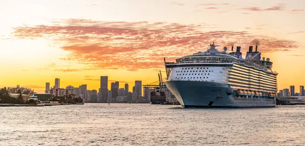 Miami, Florida, ABD - 24 Aralık 2024: Allure of the Seas yolcu gemisi seferi. Yaz tatili gezisi. Royal Karayipler Uluslararası yolcu gemisi. Gemi turu. Deniz yolculuğu. Gemi Miami limanından ayrılıyor..