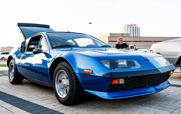 Park Ridge, Illinois, ABD - 22 Ağustos 2024: Renault Alpine A310 V6. Renault Alpleri 'nin mavi arabası. Renault Alpleri açık havada. Spor araba otomobil fuarına park edilmiş, köşe manzaralı..