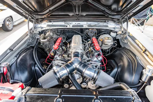 Park Ridge, Illinois, ABD - 18 Ağustos 2024: Chevy Monte Carlo. Otomobil fuarında park etmiş gümüş renkli bir araba, motor manzaralı. Chevrolet Monte Carlo arabası. Chevrolet Monte Carlo 'nun gümüş arabası.