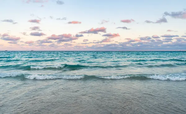 Deniz ufkuyla gökyüzü. Deniz doğarken sakin ufuk manzarası. Deniz manzarasında romantik yaz tatili gündoğumu. Deniz ufku manzarası. Yaz tatilinde bulutlu gökyüzü ve deniz manzarası. Deniz dalgaları.