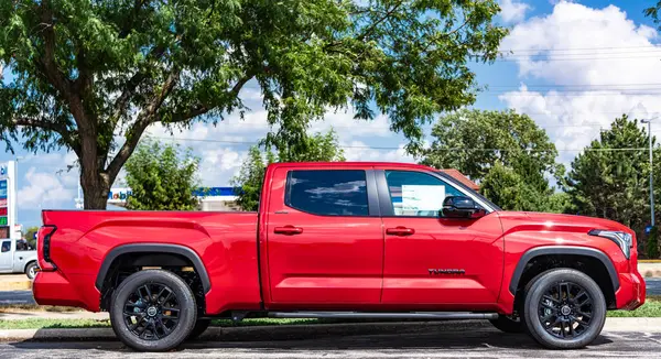 Park Ridge, Illinois, ABD - 16 Ağustos 2024: Toyota Tundra 2024 kamyonet. Toyota Tundra 'nın lüks kamyonet vagonu. Toyota Tundra 'nın arabası dışarıda park edilmiş. Toyota Tundra, yan görünüm.