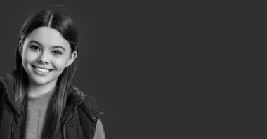 Sonbahar trendi. Sonbahar tarzında bir kız. Genç kız yelek ve kazak giyiyor. Sonbahar moda kızı. Moda ve şık genç kız gülümsüyor. Gençler için sonbahar moda tarzı. Sonbahar stili için uygun. Boşluğu kopyala.