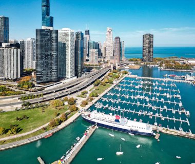 Chicago şehir marinası. Chicago şehir parkı ve marina silüeti. Sonbahar şehri manzarası. Şehir parkı olan şehir manzarası. Chicago şehir manzarası gökyüzü mimarisi. Gökdelen manzarası. Şehir marinası.