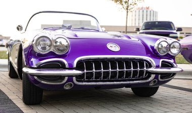 Park Ridge, Illinois, ABD - 22 Ağustos 2024: Chevy Corvette. Otomobil fuarına park edilmiş üstü açık araba, alçak görüş. Chevrolet Corvette C1 1961 retro araba. Chevrolet Corvette C1 'in üstü açık arabası..