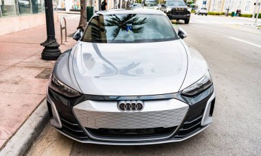 Miami, Florida, ABD - 17 Kasım 2024: Audi e-Tron GT 2022 elektrikli araba. Audi e-Tron GT tipi lüks elektrikli araba. Audi e-Tron 'un arabası dışarıda park edilmiş. Audi e-Tron elektrikli araba, alçak görüş.