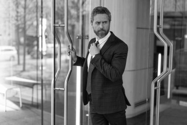 Patron ofisten ayrılıyor. İş adamı. Başarılı bir iş adamı ofise giriyor. Ofis kapısında yetişkin bir girişimci. Takım elbiseli İspanyol işadamı ofis binasını terk ediyor. Genel iş.