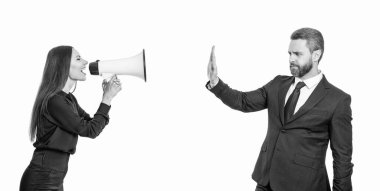 İş kadını iş kadınının, beyazdan izole edilmiş bir şekilde çalışan hoparlörüne bağırarak terfi etmesi konusunda partneriyle anlaşmazlığı var..