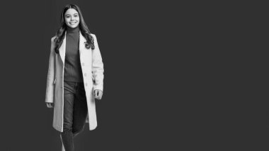 Modaya uygun bir kız. Kırmızıda izole edilmiş sonbahar ceketi giyen genç kız. Uzay reklamını kopyala. Şık sonbahar ceketli genç kız. Sonbahar moda tarzı. Sonbahar sezonu için gençlik trendi. Moda etkileyicisi.