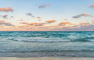 Deniz ufku manzarası. Yaz tatilinde bulutlu gökyüzü ve deniz manzarası. Deniz ufkuyla gökyüzü. Deniz doğarken sakin ufuk manzarası. Deniz manzarasında romantik yaz tatili gündoğumu.