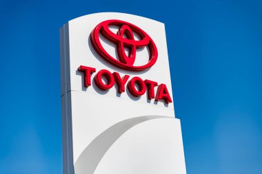 Park Ridge, Illinois, ABD - 26 Ağustos 2024: Toyota bayii. Toyota araba amblemi. Toyota marka lüks bir araba. Toyota markasının otomatik logosu. Lüks araba markası logosu. Araba galerisi..