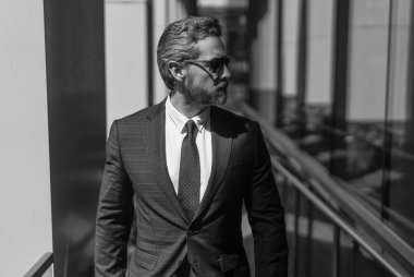 Modern cam ofisindeki iş adamı. Yakışıklı CEO 'nun portresi. Başarılı bir vizyon. Yeni fırsatlar. İş adamı ofis binası. Başarılı bir iş patronu. Takım elbiseli bir iş adamı. İş hırsı.