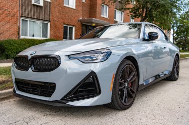 Park Ridge, Illinois, ABD - 18 Ağustos 2024: 2022 BMW M240 otomobil. BMW M240 model lüks bir araba. BMW M240 'ın arabası dışarıda park edilmiş. BMW M240, köşe görünümü.