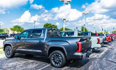 Park Ridge, Illinois, ABD - 16 Ağustos 2024: Toyota Tundra 'nın lüks kamyonet vagonu. Toyota Tundra 'nın arabası dışarıda park edilmiş. Toyota Tundra gri renk, arka manzara. 2024 Toyota Tundra kamyonet.