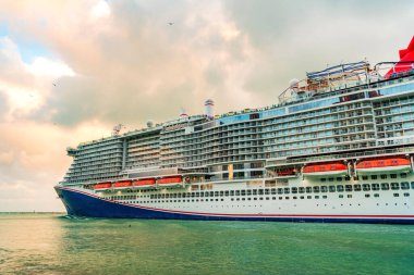 Miami, Florida, ABD - 16 Aralık 2024: Karnaval yolcu gemisi yolculuğu. Yaz tatilinde gemi turu. Karnaval yolcu gemisi. Gemi turu ve deniz seyahati. Gemi Miami sahil limanından ayrılıyor..