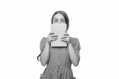 Genç kız okulda ders çalışıyor. Okula dönelim. Eğitim okumak. Bilgi ve eğitim. Okul kitabı okuyan genç bir kız. Bir kitap oku. Öğrenci edebiyatı okuyucusu. Öğrenci beyazda izole
