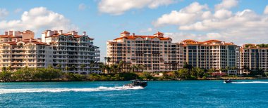 Yaz tatili. Fisher Adası konut binası ve lüks yat teknesi. Tekne Fisher Adası, Miami 'den geçiyor. Marinaya yüzen bir tekne. Fisher Adası 'nda lüks bir yat teknesi. Romantik gezi..