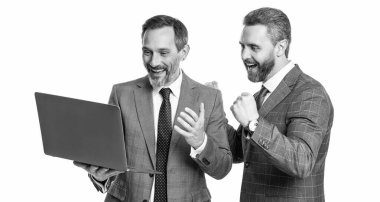 Serbest çalışan işadamları, beyazlar üzerinde izole edilmiş olarak dizüstü bilgisayar kullanıyorlar..