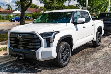 Park Ridge, Illinois, ABD - 16 Ağustos 2024: Toyota Tundra SR5 2024 kamyonet. Toyota Tundra 'nın lüks kamyonet vagonu. Toyota Tundra 'nın arabası dışarıda park edilmiş. Toyota Tundra beyaz renk, köşe görünümü.