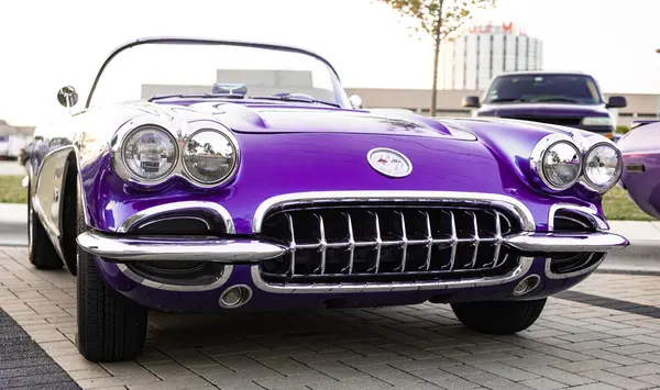 Park Ridge, Illinois, ABD - 22 Ağustos 2024: Chevy Corvette. Otomobil fuarına park edilmiş üstü açık araba, alçak görüş. Chevrolet Corvette C1 1961 retro araba. Chevrolet Corvette C1 'in üstü açık arabası..