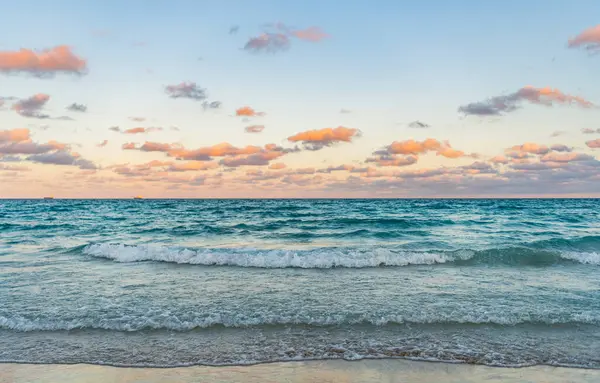 Deniz ufku manzarası. Yaz tatilinde bulutlu gökyüzü ve deniz manzarası. Deniz ufkuyla gökyüzü. Deniz doğarken sakin ufuk manzarası. Deniz manzarasında romantik yaz tatili gündoğumu.